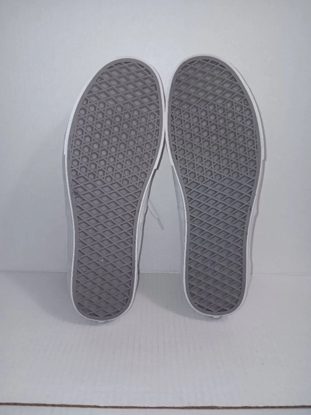 VANS MEN'S CLASSIC WHITE CANVAS SNEAKERS